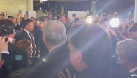 AO VIVO: Bolsonaro chega na Câmara e algo impressionante acontece (veja o vídeo)