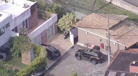 PF se frustra ao chegar na casa de Carlos Bolsonaro