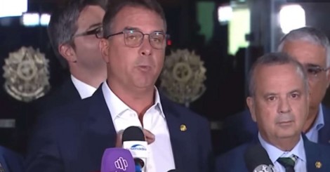 Flávio Bolsonaro destrói mentiras sobre "sumiço" durante ação da PF (veja o vídeo)