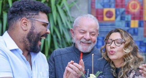 Estranhamente, humorista amigo de Lula ganha programa de destaque na Globo