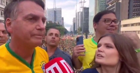 Jornalista tenta encurralar Bolsonaro e toma "drible" desconcertante (veja o vídeo)