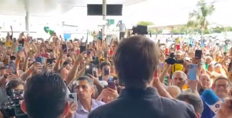 Bolsonaro desembarca em aeroporto e é recebido de forma avassaladora (veja o vídeo)