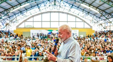 Enquanto Lula fala, jovens esvaziam ginásio em mais uma cena constrangedora
