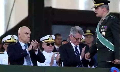 AO VIVO: Moraes e o comandante / Bolsonaro elegível em 2026? / Padre Kelmon vai pra cima dos invasores (veja o vídeo)