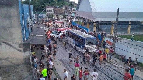Ônibus desgovernado atropela dezenas de pessoas em procissão e deixa vítimas fatais
