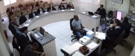 Homem tenta vingar a morte do pai, atira em réu durante o julgamento e acaba preso (veja o vídeo)