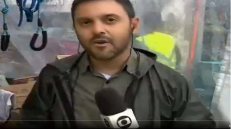 Repórter da Globo tem surpresa desagradável em Canoas (RS) e é obrigado a bater em retirada (veja o vídeo)