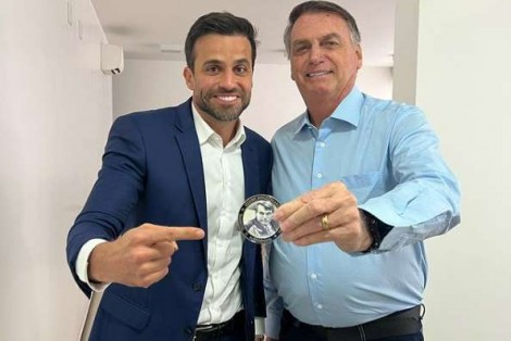 Pablo Marçal se encontra com Bolsonaro, ganha medalha, sinaliza apoio e manda recado a Nunes