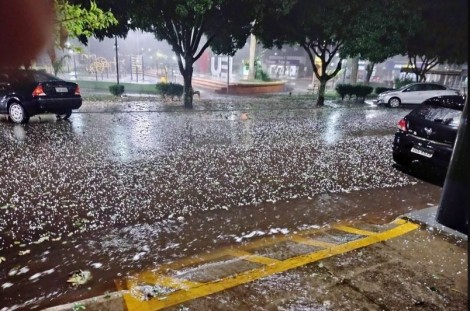 Previsão se confirma e tempestade de granizo chega com força em poucas horas