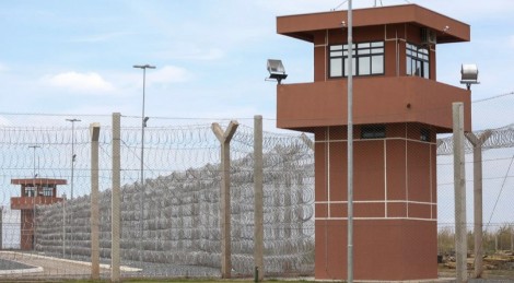 Moraes autoriza e senadores vão para dentro da Papuda visitar "preso político"