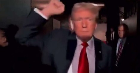 A emocionante e heróica primeira aparição de Trump após atentado (veja o vídeo)