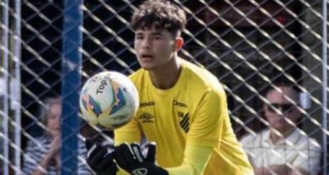 Dispensado do Atlético (PR) por indisciplina, filho do goleiro Bruno tem nova chance em time grande do Rio