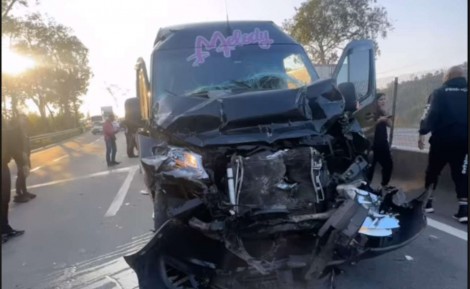 Acidente com ônibus da cantora MC Melody provoca grandes estragos e um "milagre" (veja o vídeo)