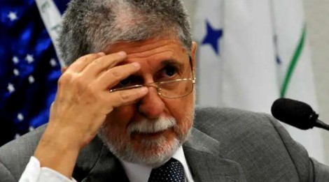 Celso Amorim, confuso e desorientado, precisando de cuidados médicos