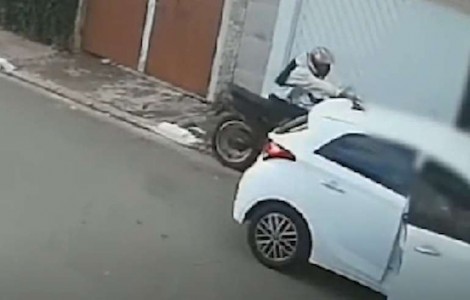 Bandido tenta assaltar policial a paisana de folga e se dá muito mal (veja o vídeo)