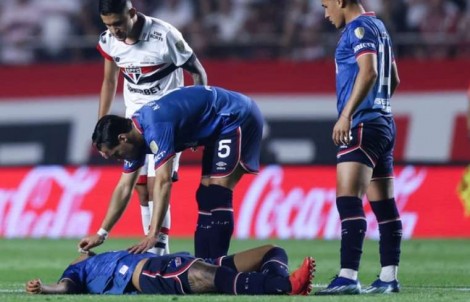 Em jogo do São Paulo, jogador desmaia repentinamente no meio do campo (veja o vídeo)