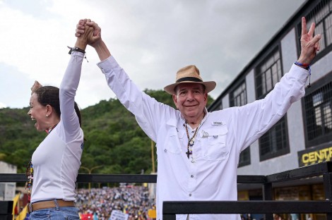 Edmundo Gonzalez toma a única atitude possível para escapar da prisão