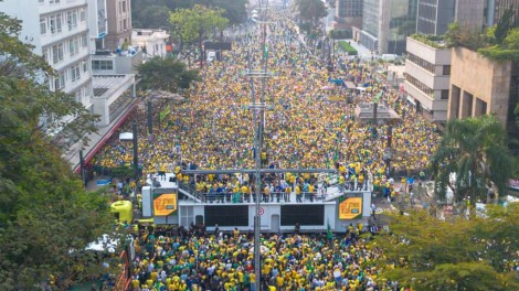 Milhares se reúnem com Bolsonaro na Paulista: Clamor por anistia e duras críticas ao STF