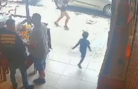 Menino de 2 anos solta a mão do pai, sai correndo de restaurante e morre atropelado (veja o vídeo)