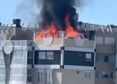 URGENTE: Incêndio atinge cobertura de prédio (veja o vídeo)