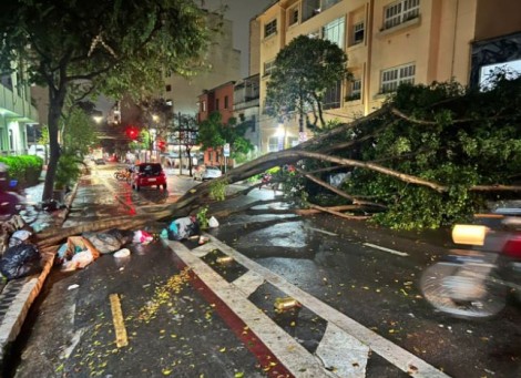 Ventos acima de 100km/h deixam rastro de destruição e meteorologia prevê algo ainda pior