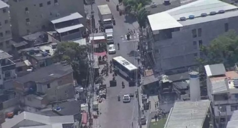 URGENTE: Bandidos sequestram 9 ônibus e usam como barricadas no Rio