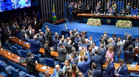 Extremamente decepcionado, senador dá adeus ao Congresso e clama pelo impeachment de Moraes