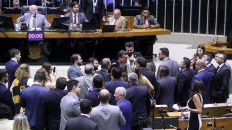 Deputados de direita que votarem contra a direita poderão ser expulsos e efeito será devastador