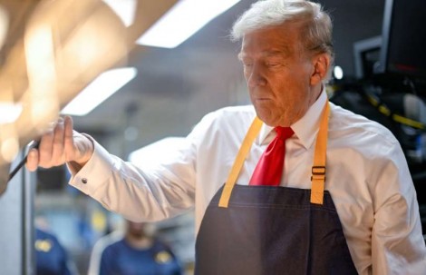 Trump assume papel de atendente do McDonald’s e é surpreendido por pedido inusitado de brasileira (veja o vídeo)