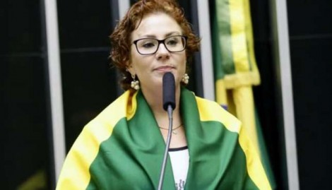 Zambelli reforça proposta para proteger a Bandeira Nacional