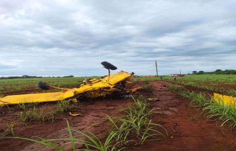 Avião bate contra a rede de alta tensão e piloto morre