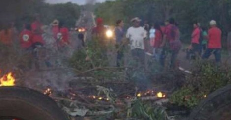 MST causa baderna e ateia fogo em pneus para bloquear estradas