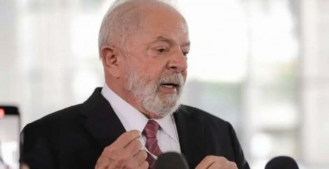 A situação parece ser extremamente séria: Lula luta para sobreviver e amanhã fará nova cirurgia