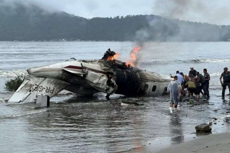 URGENTE: Avião atravessa a pista e explode no interior de SP