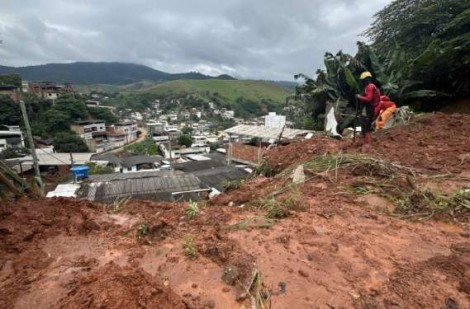 Fortes chuvas e deslizamentos de terra deixam 11 mortos durante a madrugada (veja o vídeo)