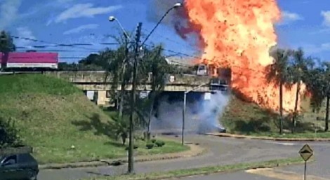 Caminhão explode e motorista se salva pulando de viaduto para escapar do fogo (veja o vídeo)