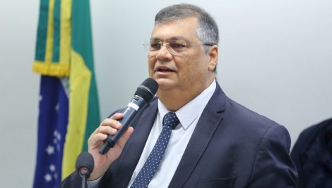 Flávio Dino também "sente" e se apressa para defender Moraes