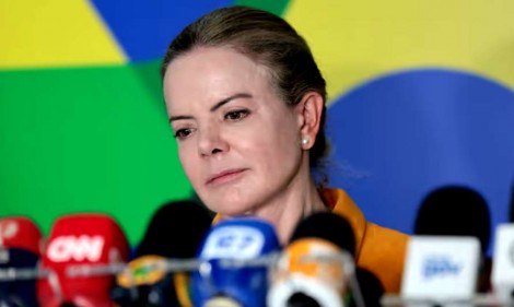 Gleisi faz sua primeira grande asneira como ministra e covardemente “desiste” do “empréstimo do Lula”