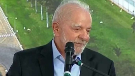 Lula aparece em público com algo estranho no rosto