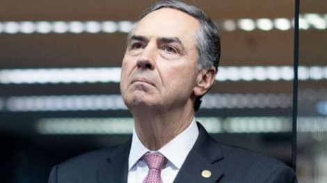 Sem alternativa, Barroso abraça a mediocridade para defender Moraes contra a The Economist