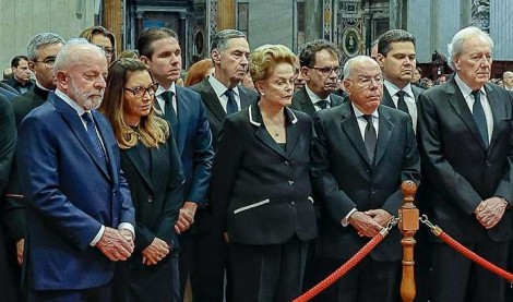 Sorrateiramente, um dos convidados de Lula leva a namorada para “passear” no funeral do Papa