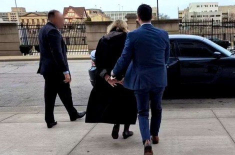 Juíza presa pelo FBI por interferir nos planos de deportação de Trump, é punida pela Suprema Corte