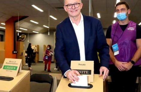 Num mundo que está endireitando, esquerda respira e vence uma eleição