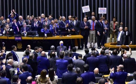 "Perguntem se o povo quer que aumente o número de deputados"