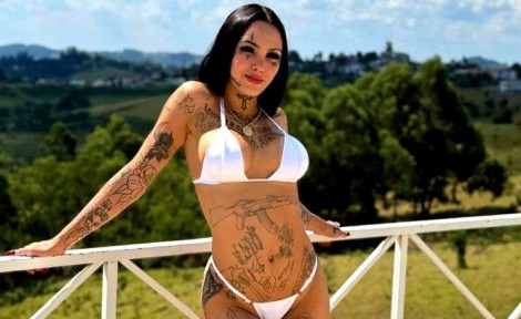 Influenciadora é esfaqueada durante live ao vivo e seguidores ficam em estado de choque