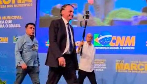 Bolsonaro vai hoje a evento em que Lula foi vaiado ontem e reação é completamente diferente (veja o vídeo)