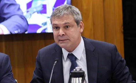 Insosso, líder do PT na Câmara pede novamente a prisão de Eduardo Bolsonaro, mas pode ter “surpresa”