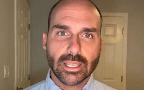 Eduardo dá uma “banana” para a Polícia Federal