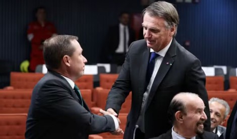 Mauro Cid cumprimenta Bolsonaro dentro do STF