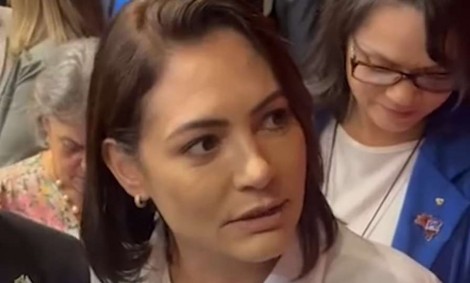 Michelle é confrontada por jornalistas, se irrita e dá resposta firme (veja o vídeo)